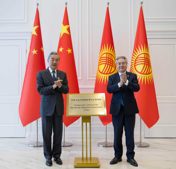 王毅同吉尔吉斯斯坦外长库鲁巴耶夫会谈2.jpg