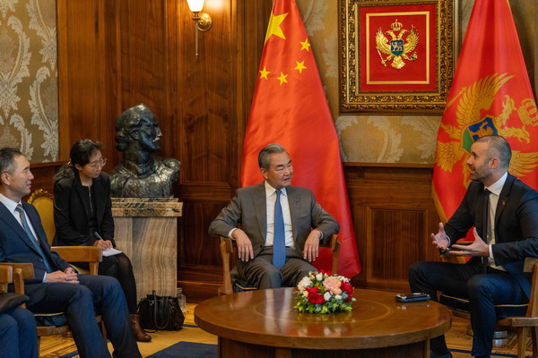 黑山总理2_缩小大小.jpg